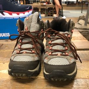 Women’s Merrell Moabz Hiking Boots.  Size 8.5.